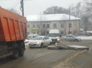 Плиты упали на дорогу.