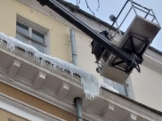 Очистка крыш от сосулек.