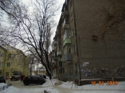 Дом запаркован машинами.