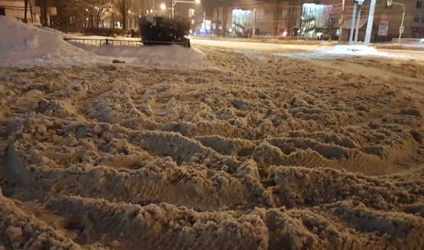 Дороги и тротуары в снегу.