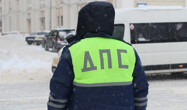 Машину остановили на посту ДПС.