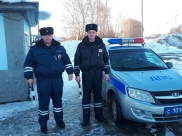 Гаишники помогли вызволить из снежной западни автобус.