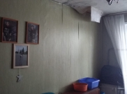 На головы людей льется вода.