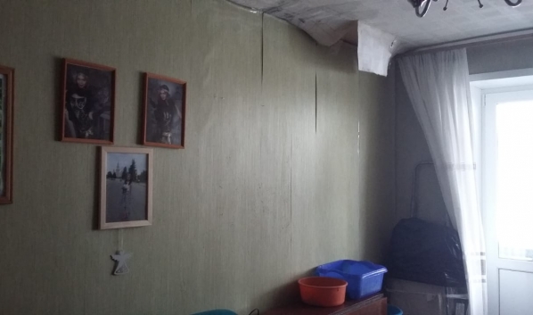 На головы людей льется вода.