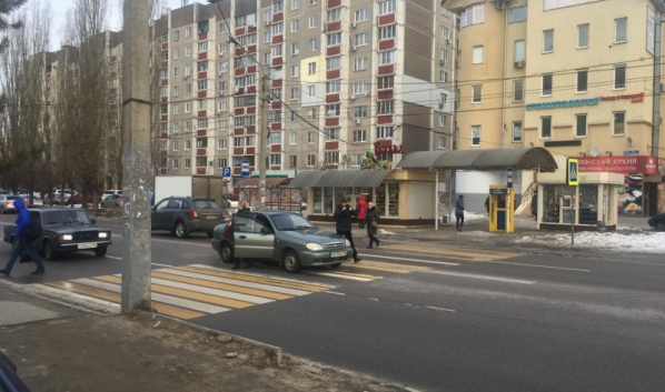Lanos сбил девушку.