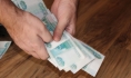 Мужчину задержали после получения денег.