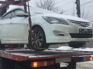 Авто должника увезли на эвакуаторе.