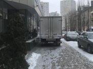 Грузовик стал на тротуаре.