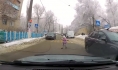 Девочка выбежала на дорогу.