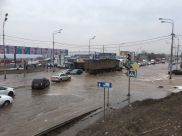 Улицу затопило.