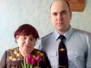 Матери Ивана Юрьева подарили цветы.