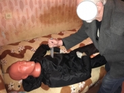 Вот так пенсионер ударил ножом своего соперника.
