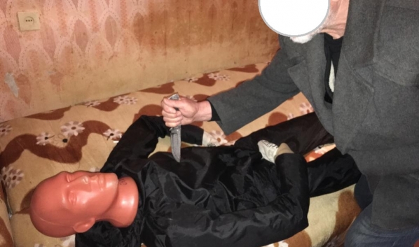 Вот так пенсионер ударил ножом своего соперника.