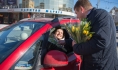 Женщинам дарили цветы.