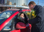 Женщинам дарили цветы.