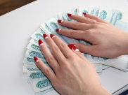 Женщина лишилась крупной суммы денег.