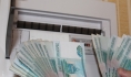 Женщина заплатила крупную сумму денег за коммунальные платежи.