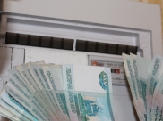 Женщина заплатила крупную сумму денег за коммунальные платежи.