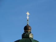 Пенсионеры возвращались из храма.