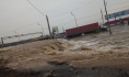 Вода залила дорогу.