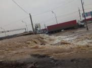 Вода залила дорогу.