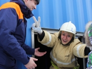 Спасатели поздравили воронежских девушек.