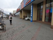 Mercedes стоял около входа в Детский мир.