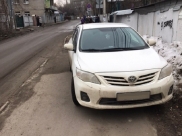 Иномарка была припаркована прямо на тротуаре.