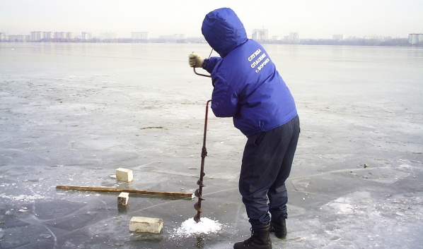 Лед напитался водой и стал опасен.