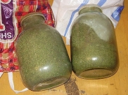 Две банки марихуаны.