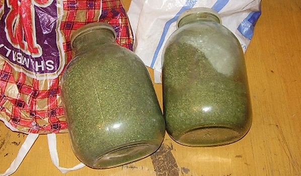 Две банки марихуаны.