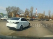 KIA Rio проехала на красный свет.