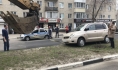 Иномарка повисла на бордюре.