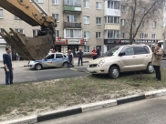 Иномарка повисла на бордюре.