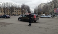 Полиция регулирует движение.