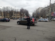 Полиция регулирует движение.