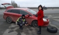Полицейские помогли женщине поменять колесо.