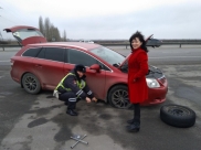 Полицейские помогли женщине поменять колесо.