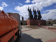 Монумент моют.