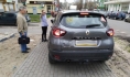 Renault Kaptur едет по тротуару.