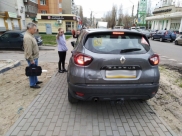 Renault Kaptur едет по тротуару.