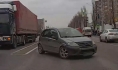 Водитель развернулся через сплошные.