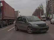 Водитель развернулся через сплошные.