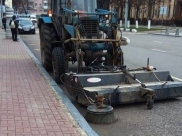 Вращающаяся щетка с бункером на тракторе.