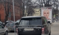Водитель припарковался на тротуаре.