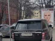 Водитель припарковался на тротуаре.