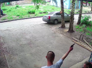 Воронежец стреляет из пистолета во дворе дома.