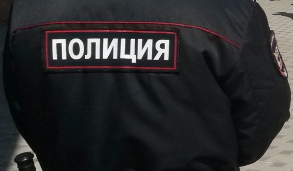 Полицейский задержал молодого человека.