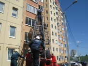Женщину вызволили при помощи пожарной лестницы.