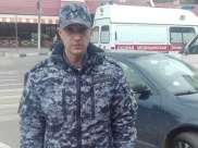 Росгвардеец не прошел мимо человека, которому стало плохо.
